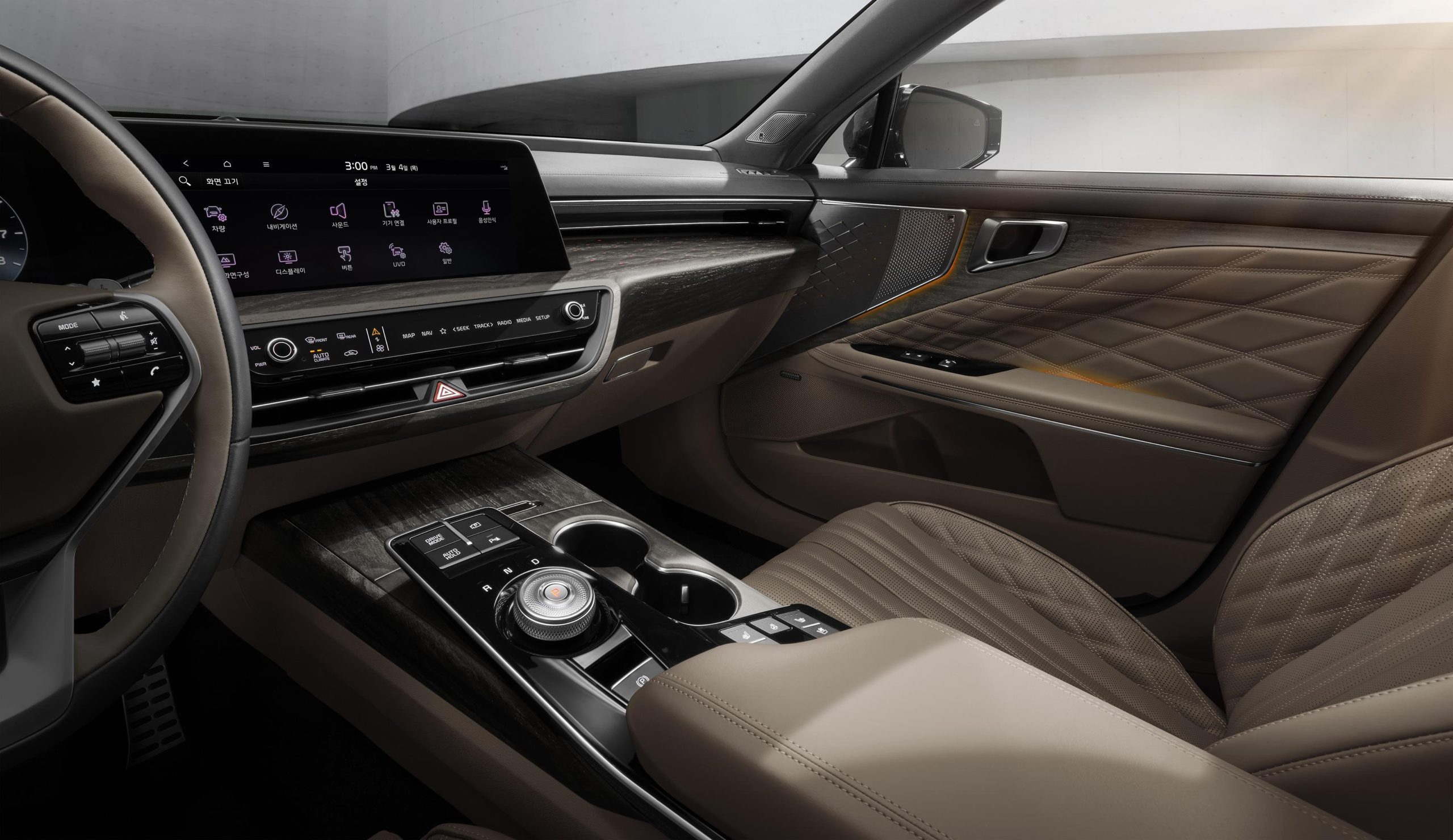 The Kia K8 Cabin is Revealed with Big Screens and Swanky Style