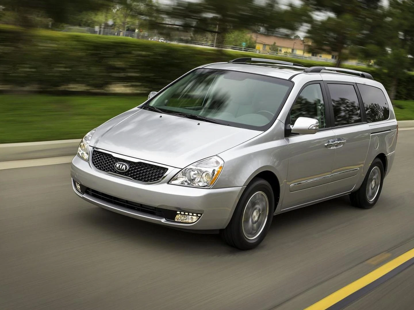 Kia Sedona is back from the dead, with minor updates