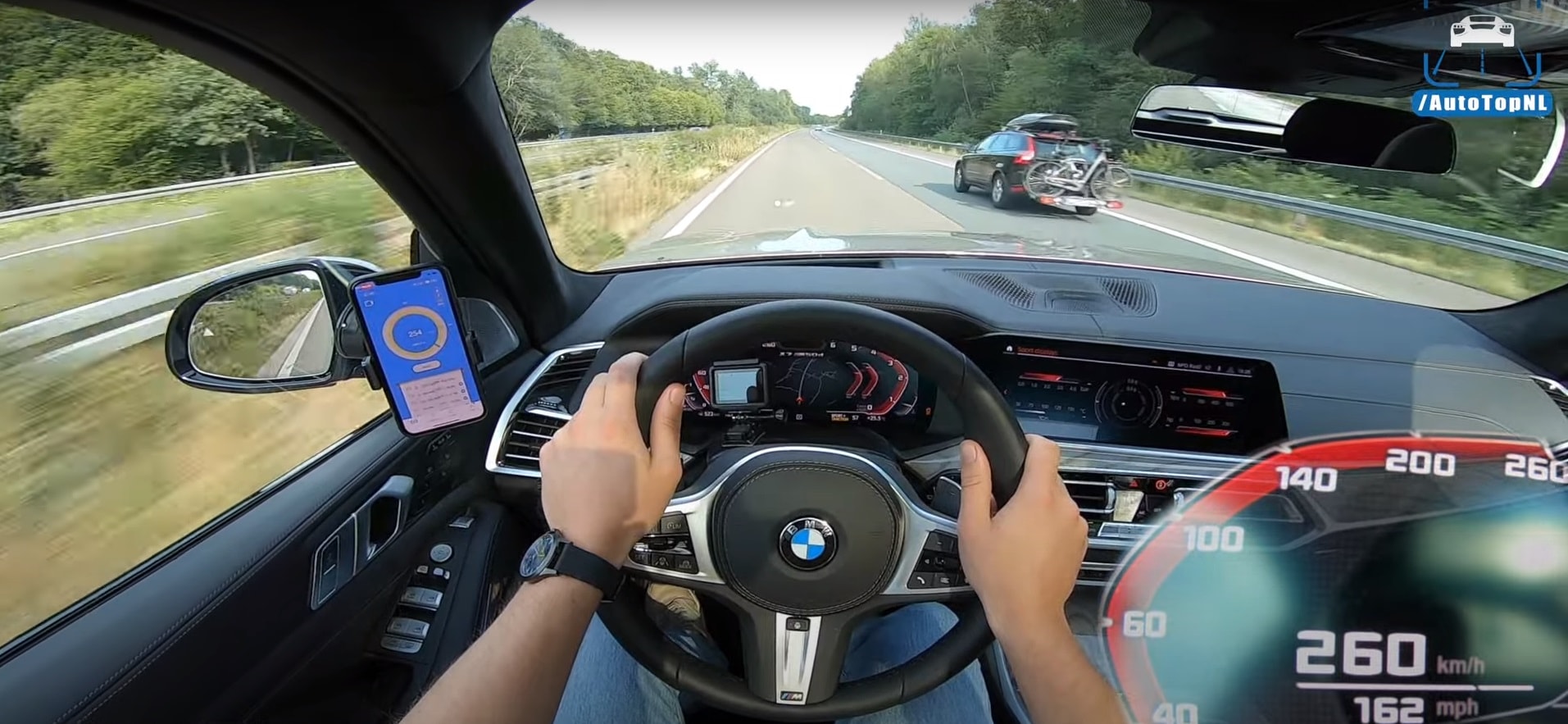 Watch the BMW X7 M50d Perform High Speed Run on The Autobahn