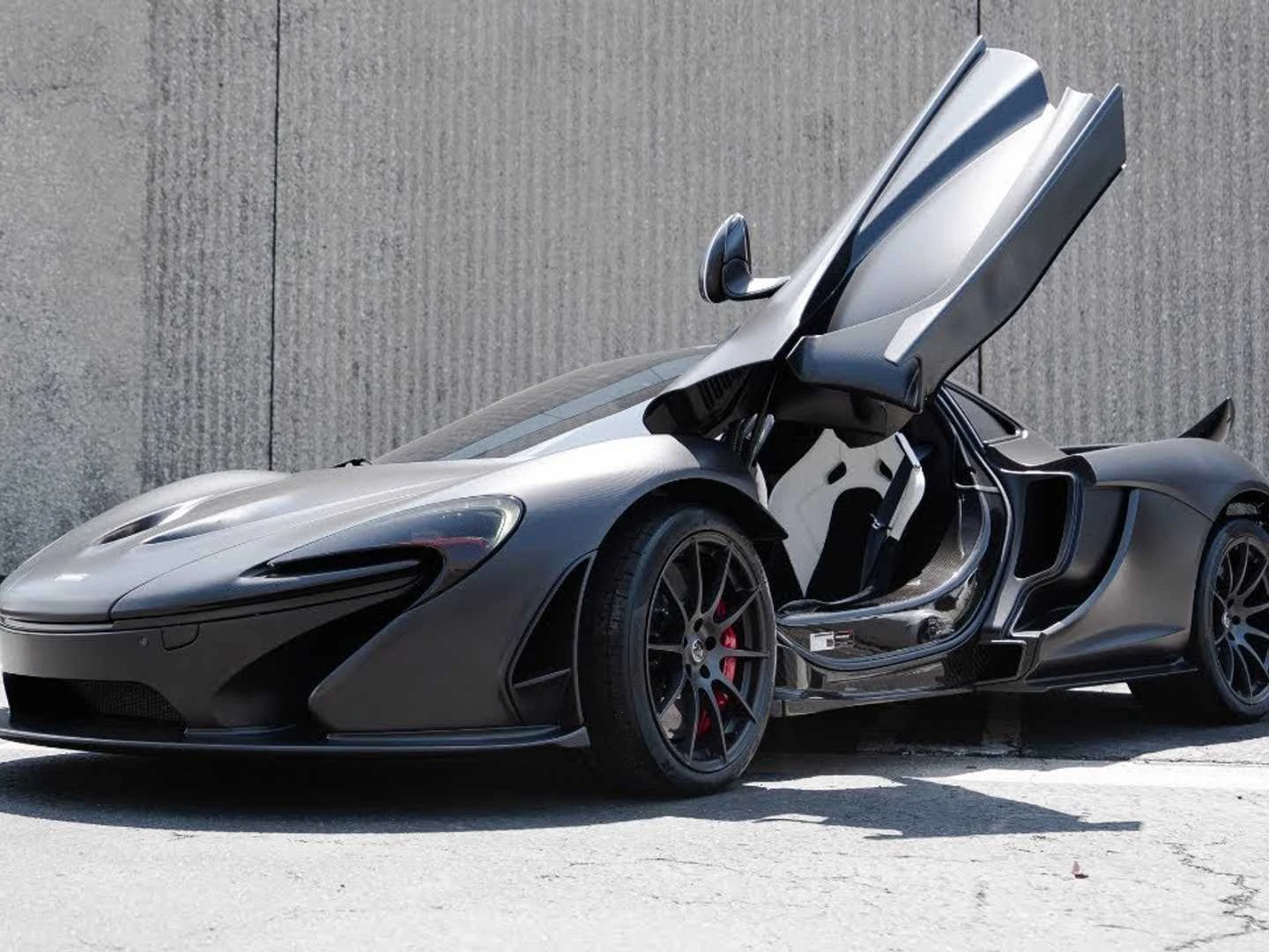 You can watch this Full-Carbon, Nude McLaren P1 Tear through California