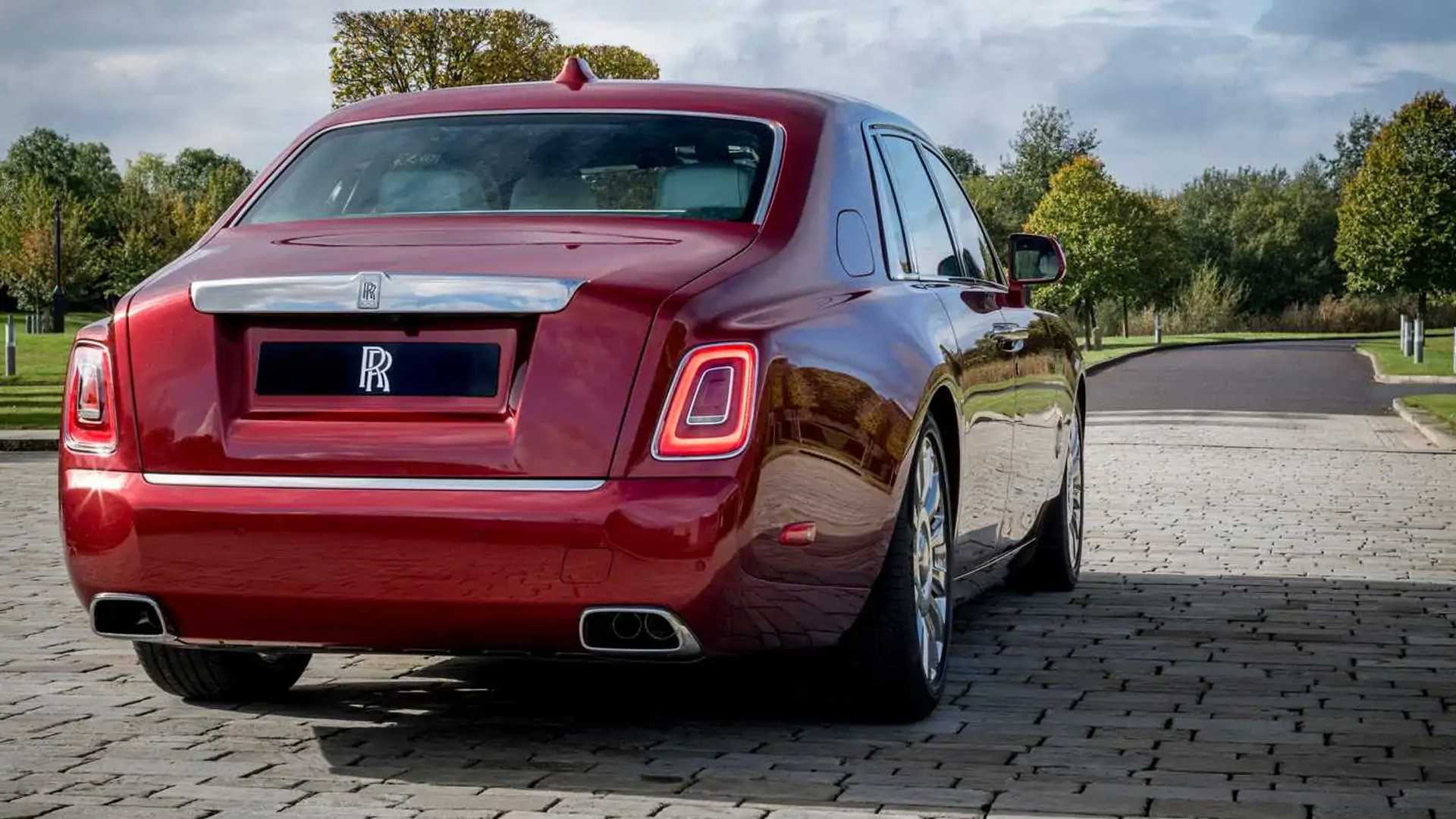 Rolls-Royce Red Phantom Has Tiny Crystal Particles In Its Paint