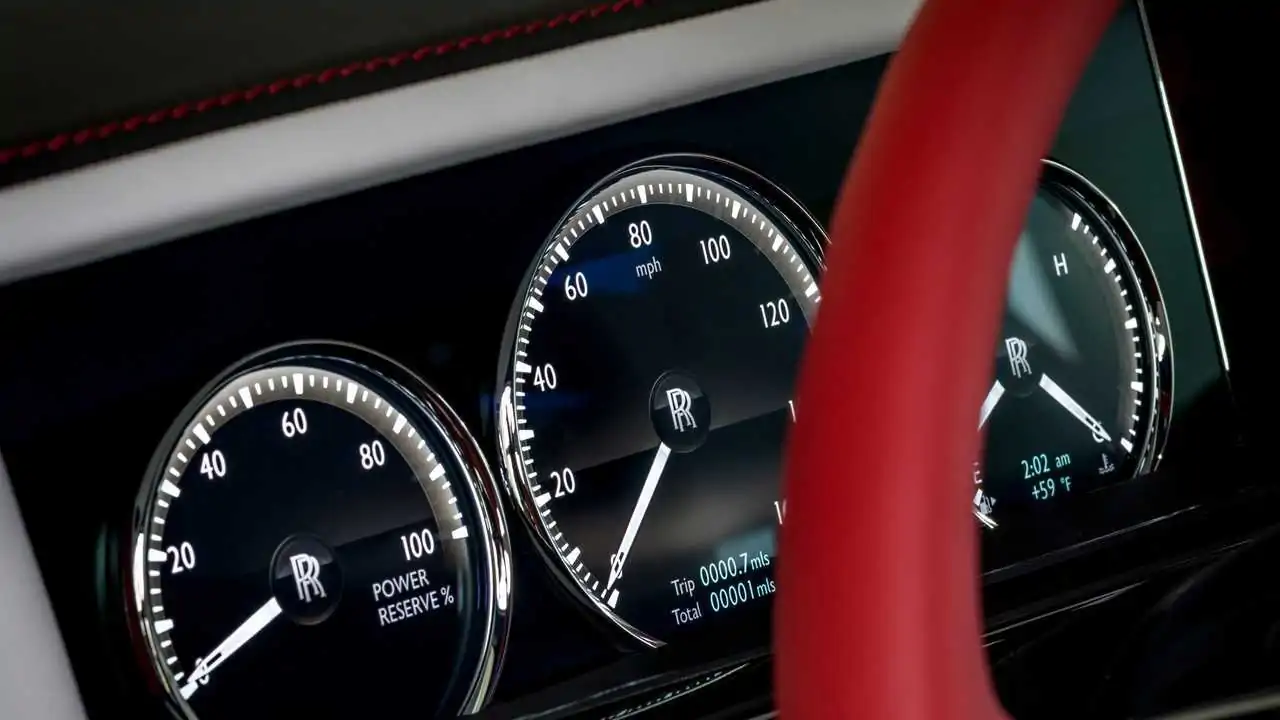 Rolls-Royce Red Phantom Has Tiny Crystal Particles In Its Paint