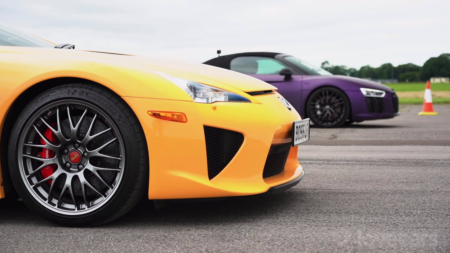 Lexus LFA Drag Races Audi R8 for Naturally Aspirated V10 Glory