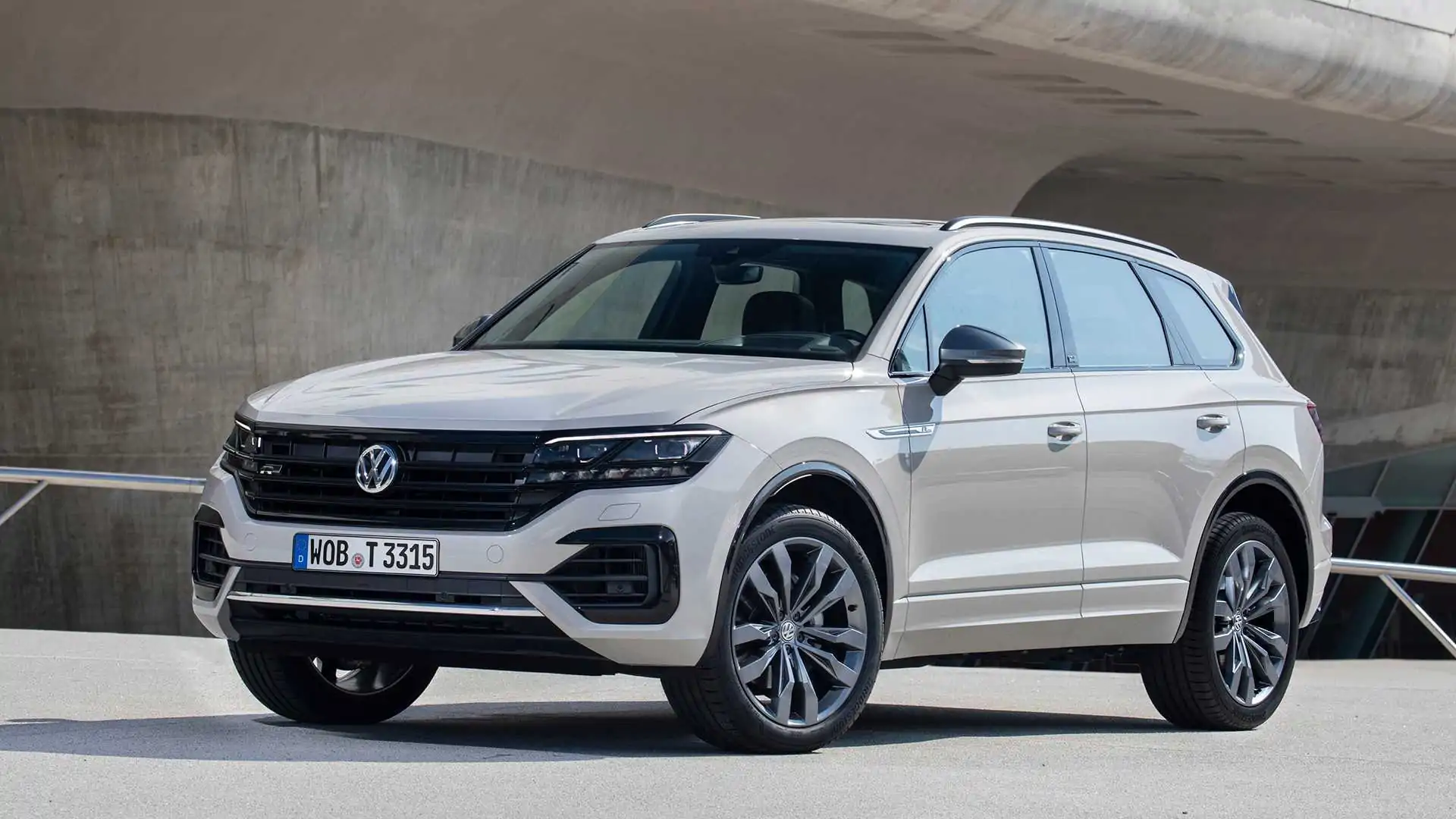 VW Touareg R Announced Officially as Plug-In Hybrid Hot SUV