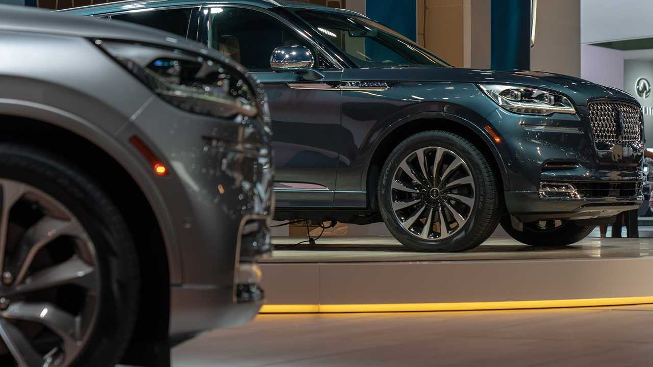 2020 Lincoln Aviator Lands in LA with Potent Plug-In Power [UPDATE]