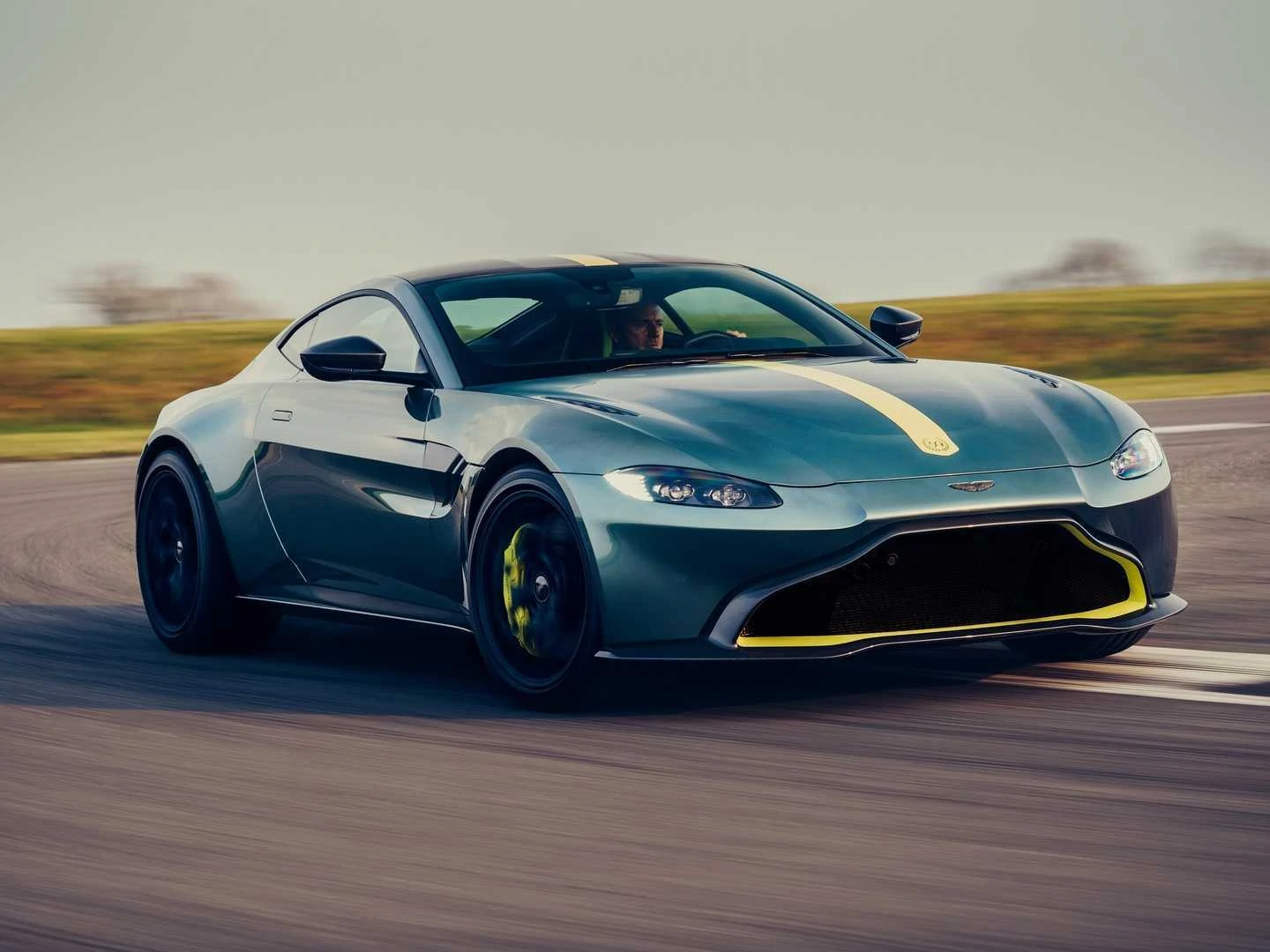 Aston Martin Vantage AMR loses weight, rocks a seven-speed manual