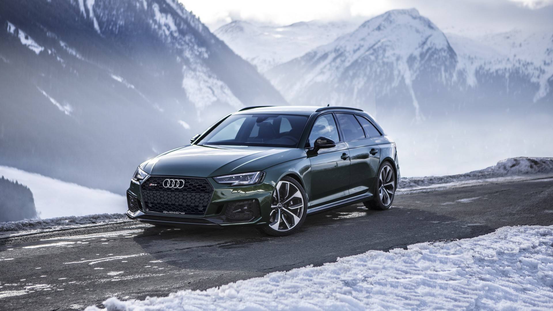 Audi RS4 Avant Shows Sonoma Green Paint in A Winter Wonderland