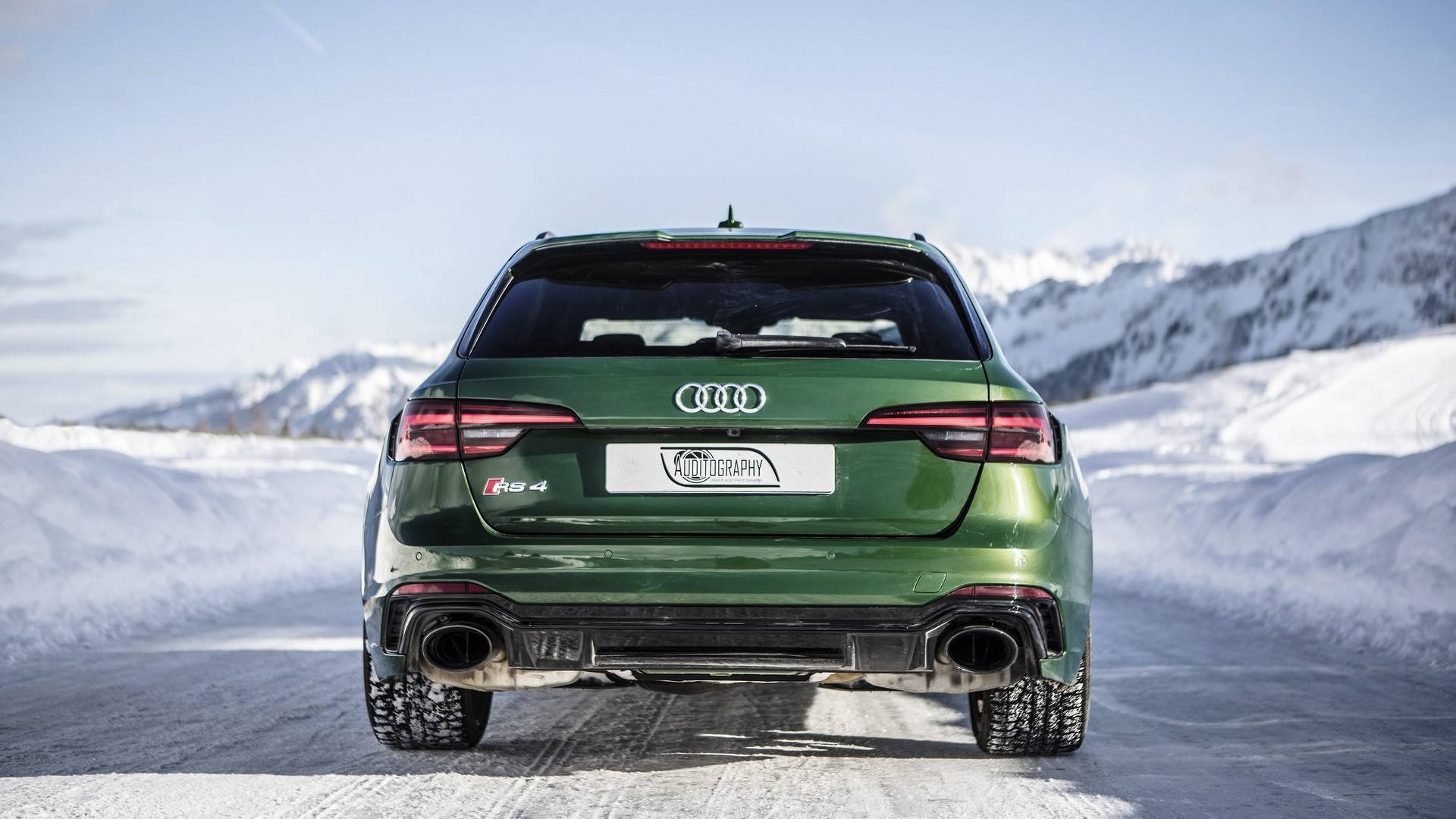 Audi RS4 Avant Shows Sonoma Green Paint in A Winter Wonderland