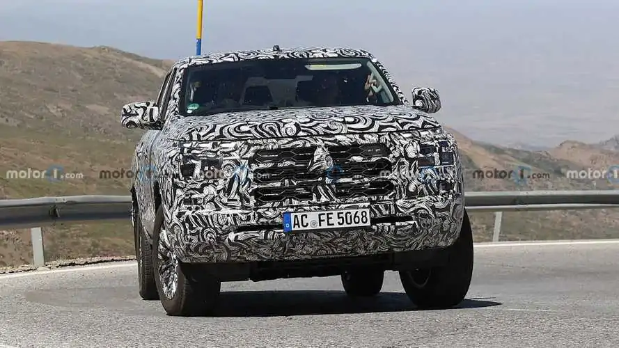 Next-Gen Mitsubishi L200 Pickup Spied Wearing Production Body [UPDATE]