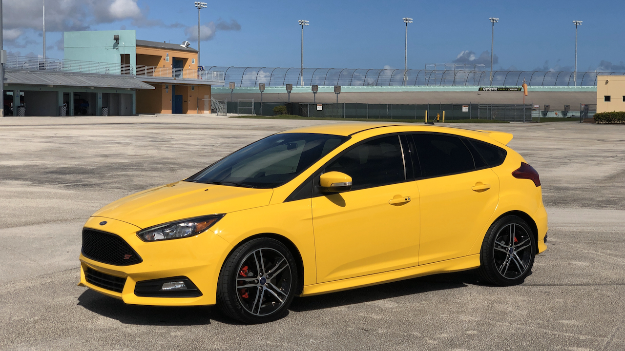 2017 Ford Focus ST stops mellowing with Triple Yellow paint