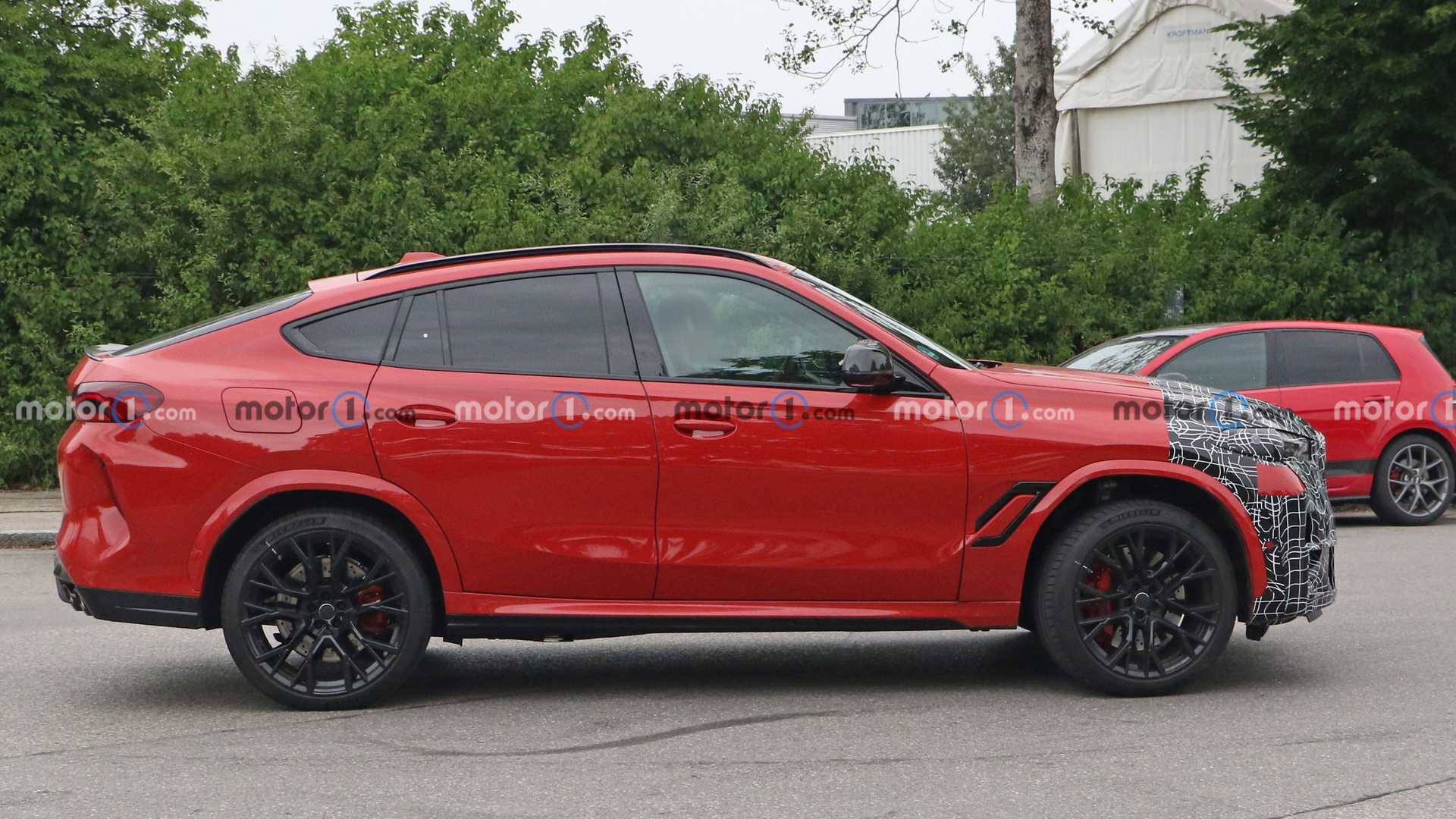 Facelifted BMW X6M Spied Again in Hardly Any Camouflage