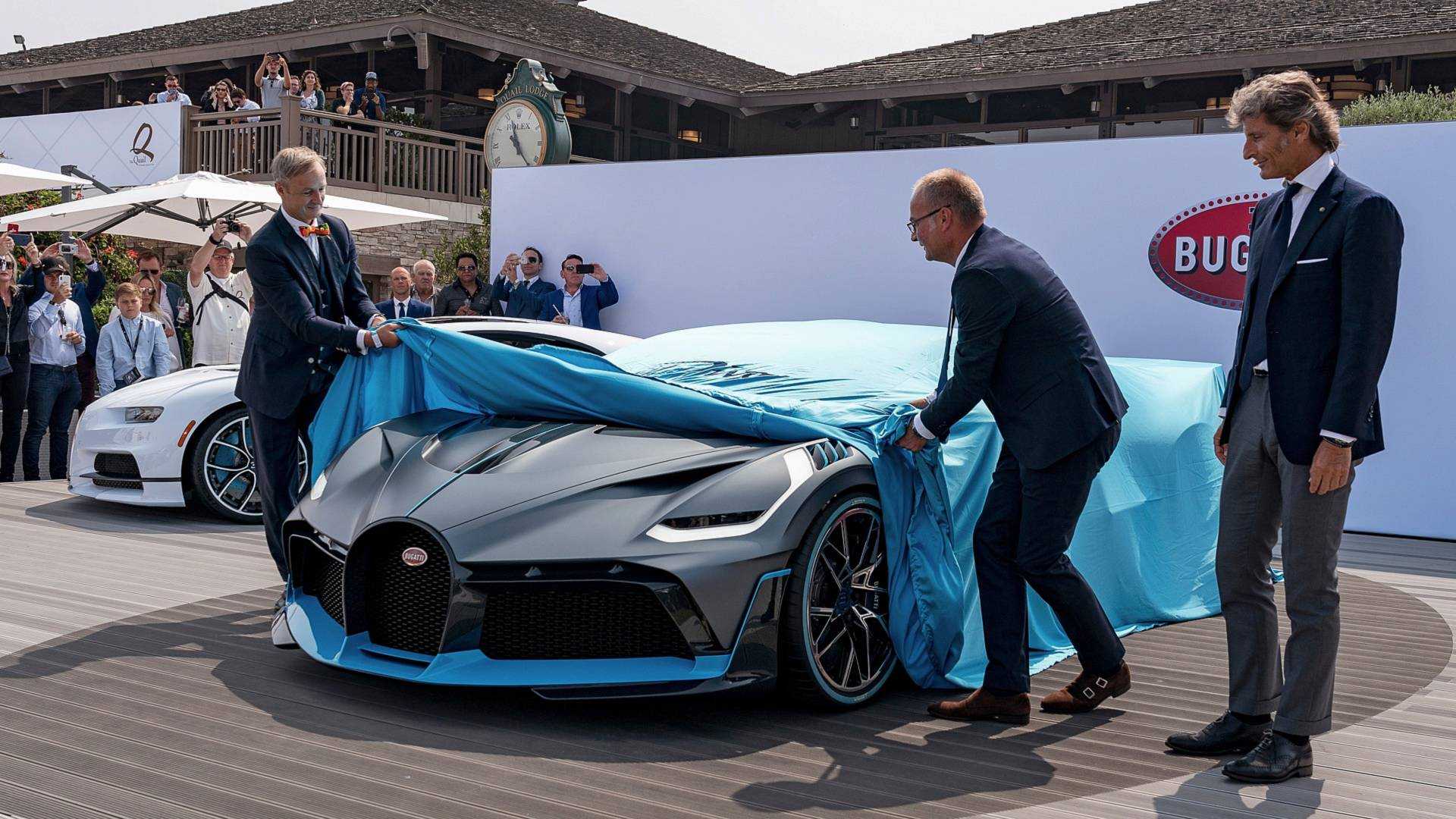 Street-Parked Bugatti Divo Attracts All the Attention