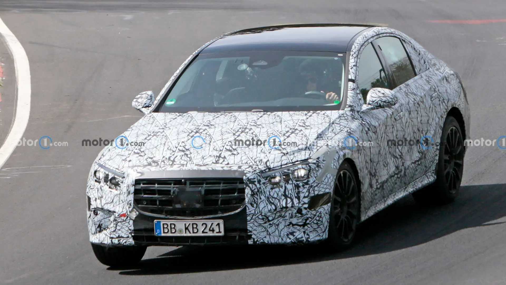 Next-Gen Mercedes E-Class Is In Waiting For A Red Light