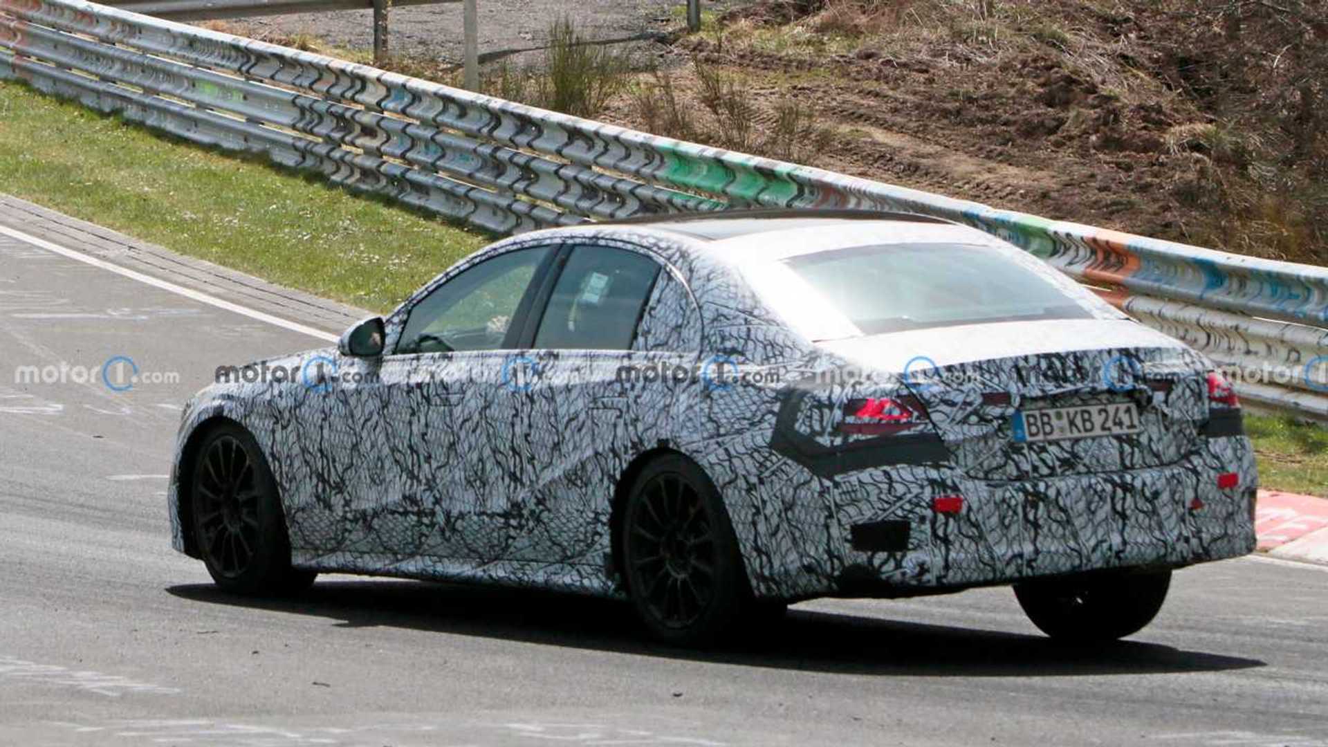 Next-Gen Mercedes E-Class Is In Waiting For A Red Light