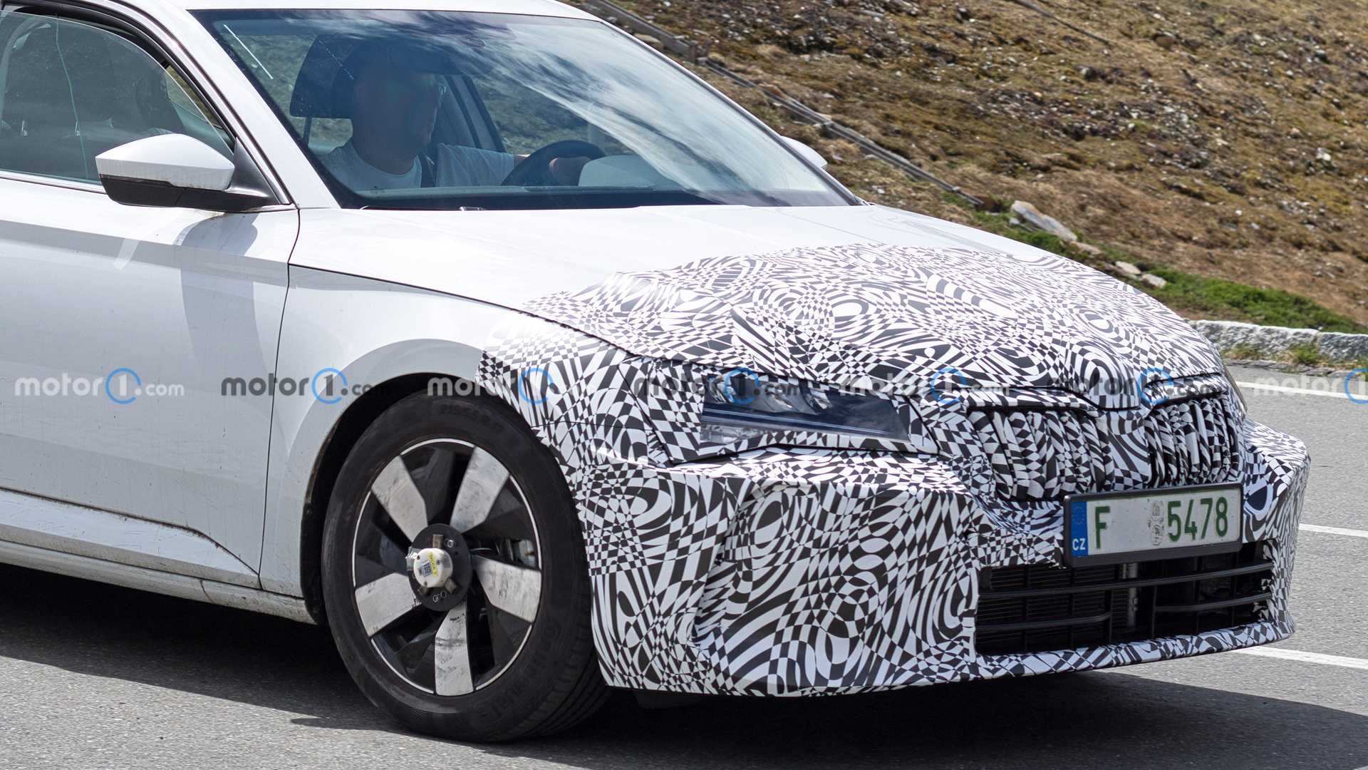 Next-Gen Skoda Superb Mule Spied Confirming Sedan Body