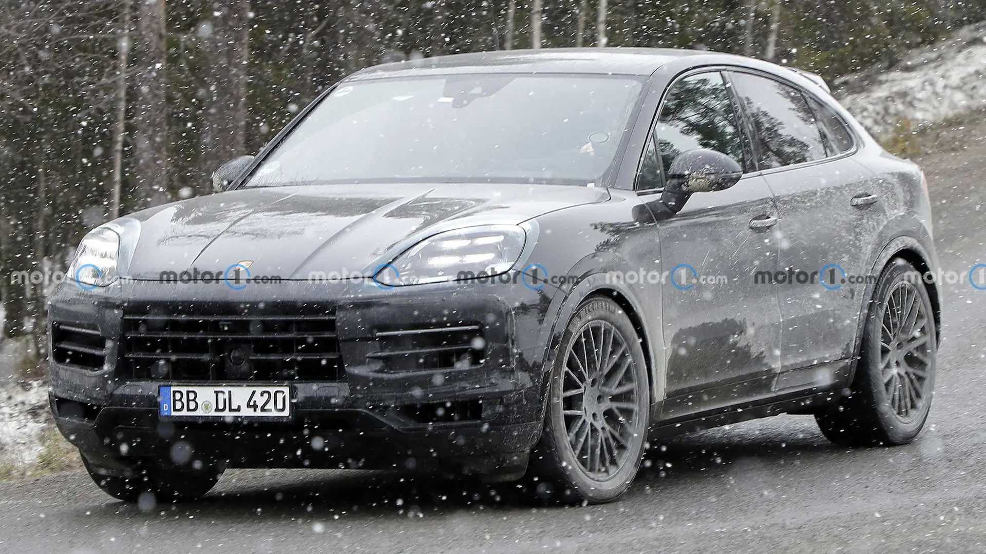 New Porsche Cayenne, Cayenne Coupe Spy Shots Show Off Styling Updates