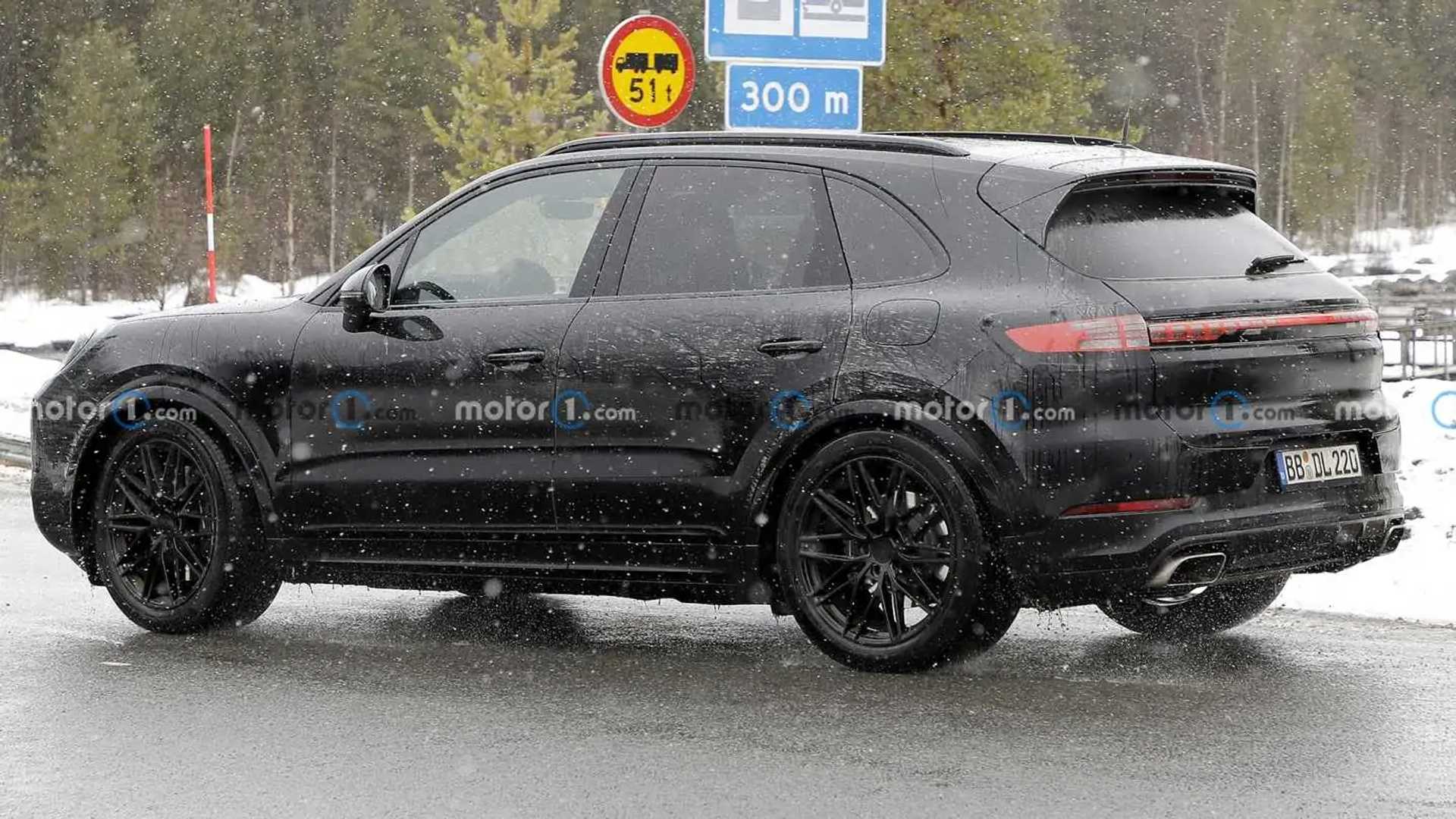 New Porsche Cayenne, Cayenne Coupe Spy Shots Show Off Styling Updates