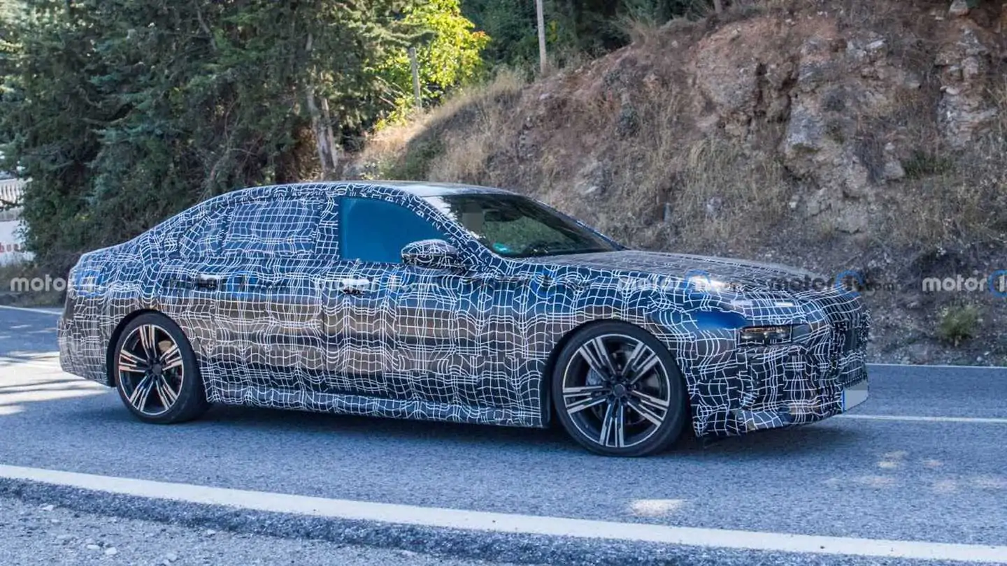 BMW M7 Could Finally Be a PHEV V8: This Report