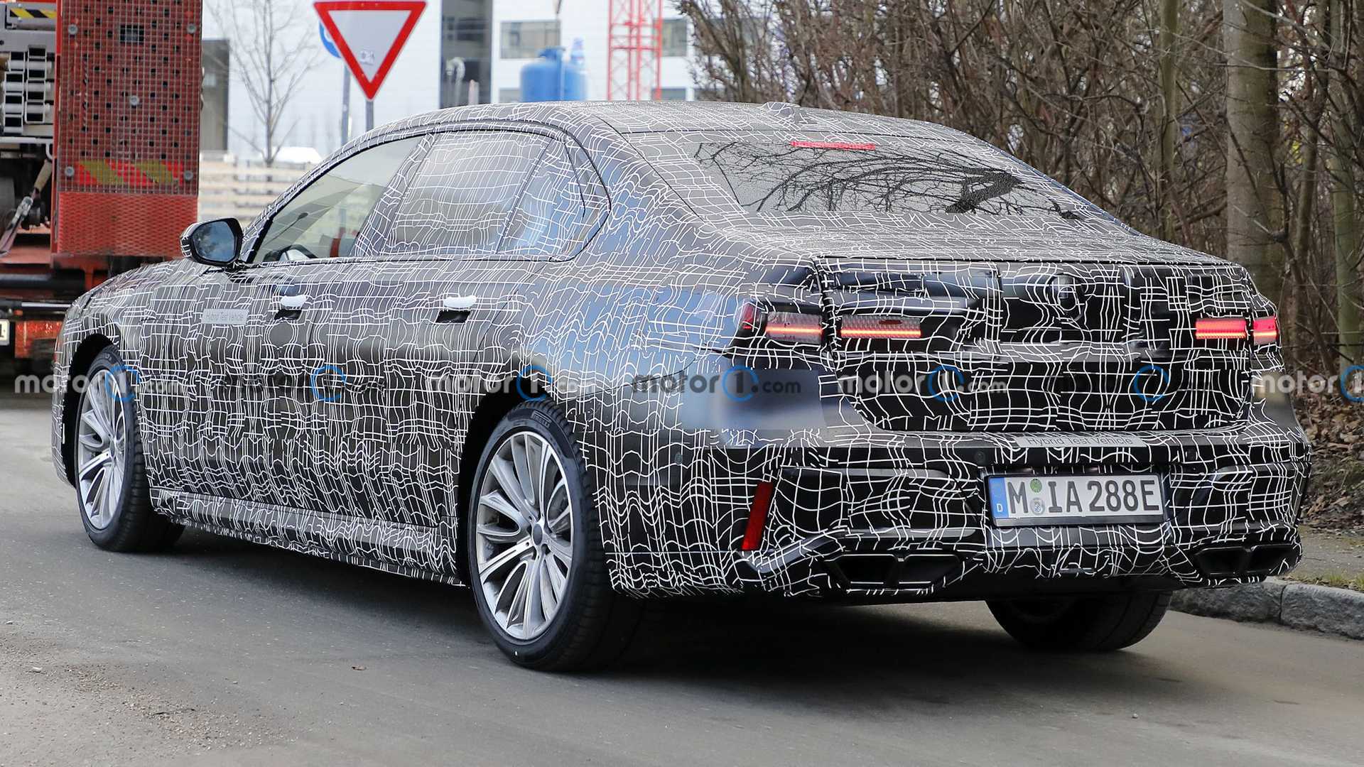 BMW M7 Could Finally Be a PHEV V8: This Report