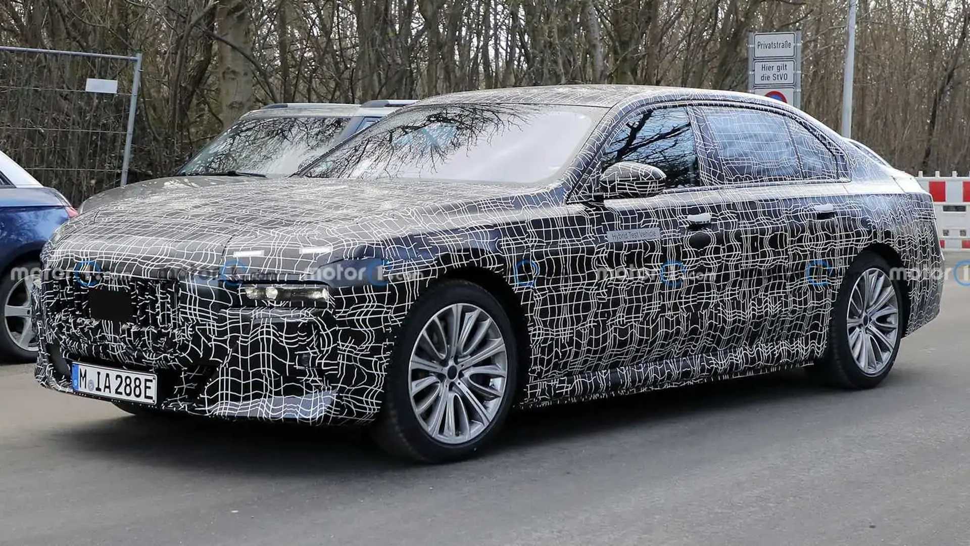 BMW M7 Could Finally Be a PHEV V8: This Report