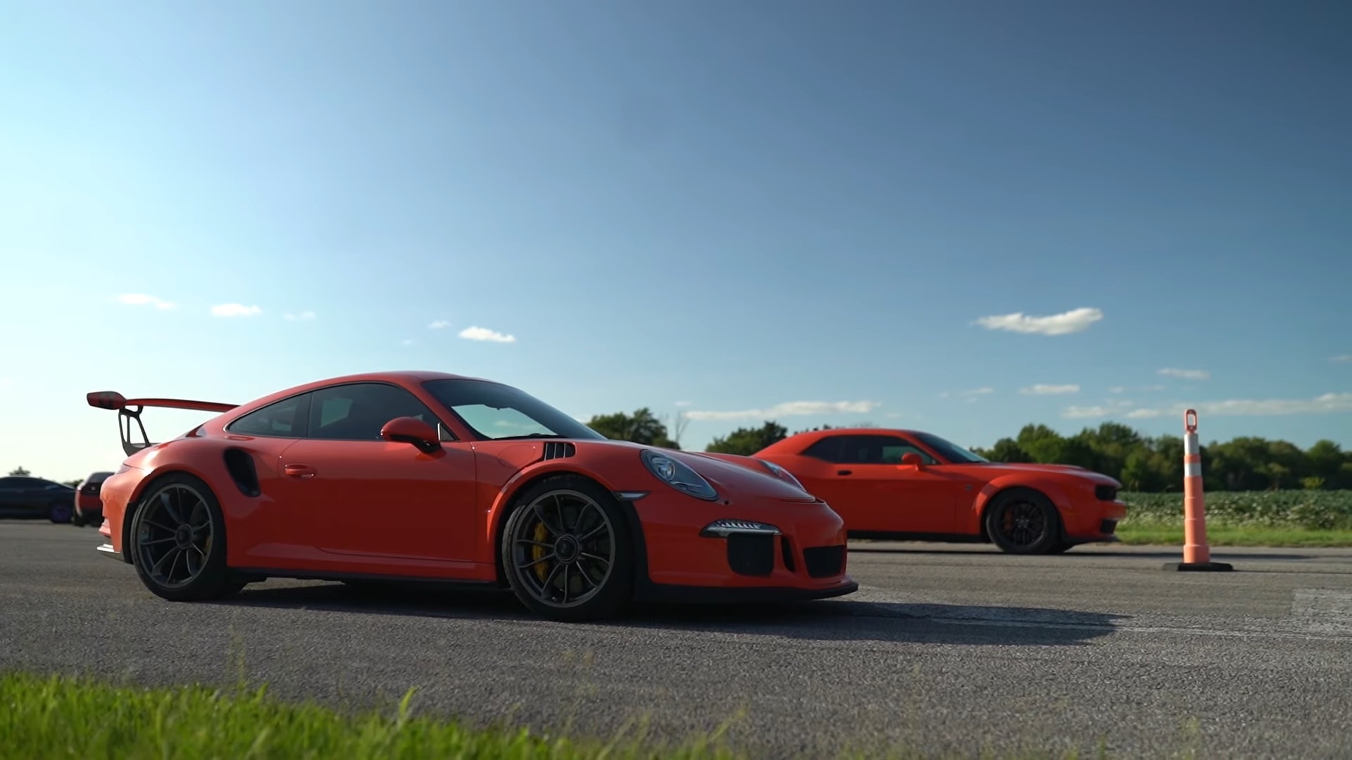 
porsche 911 gt3 rs vs dodge challenger hellcat widebody drag race
